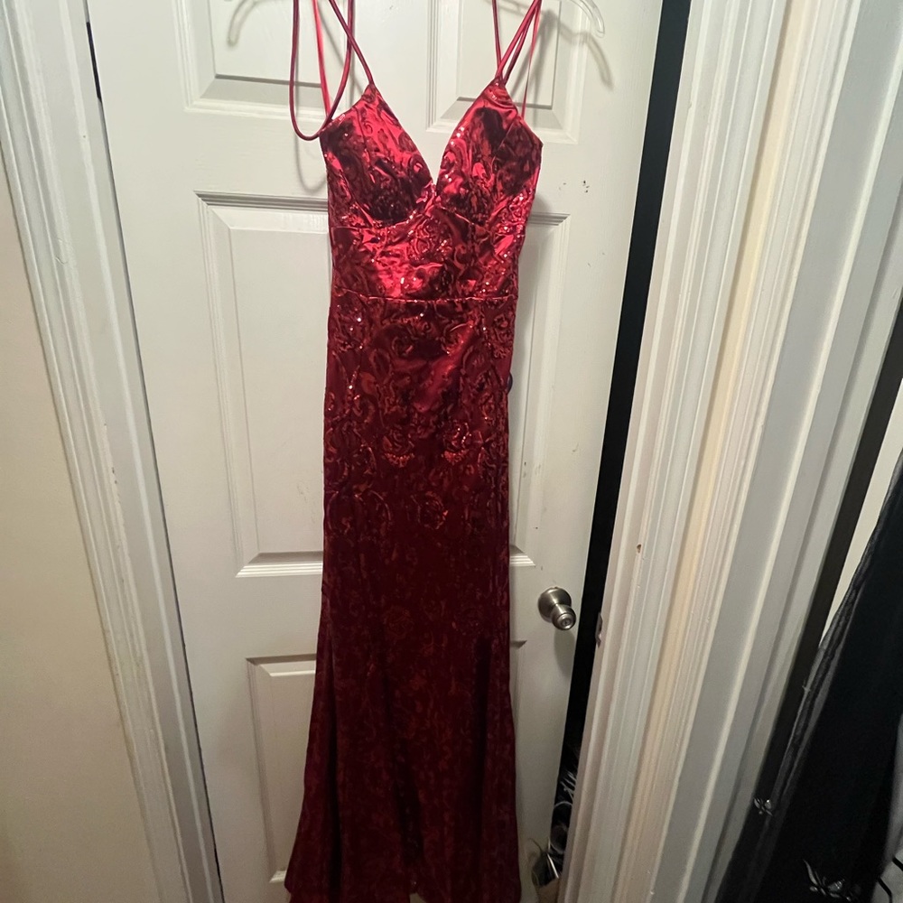 NWT PROM DRESS Windsor Beautiful sequin red dress